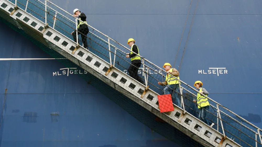 simbolična fotografija, Luka Koper,  ladjarstvo, gospodarska rast, vzpon in padec. - 26.05.2014 Luka Koper - najdalj&scaron;a ladja v zgodovini koprskega pristani&scaron;ča - 334 metrov dolga kontejnerska ladja CMA CGM Cenderillon -   //FOTO: Bojan Velikonja