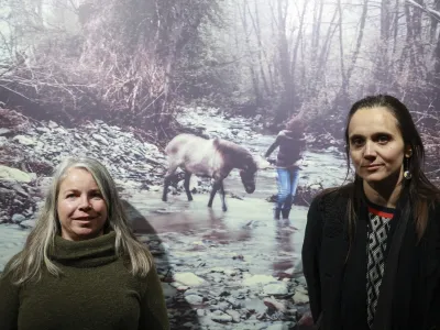 Varuhinja reke Vipave Nata&scaron;a Dominko in vodja projekta Alja Bulič stojita pred podobo koro&scaron;ke reke Mislinje.&nbsp;