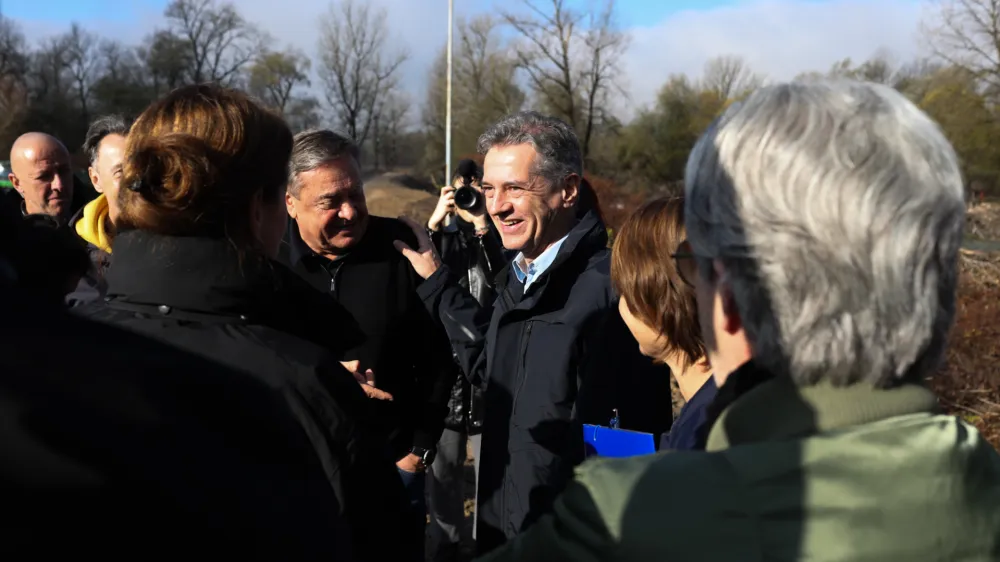 predsednik vlade Robert Golob, ljubljanski župan Zoran Janković&nbsp;- 15.11.2023 &ndash; Sneberje -&nbsp;ogled obnove v ujmi prizadetih območij v ljubljanskih Sneberjah;&nbsp;//FOTO: Bojan Velikonja