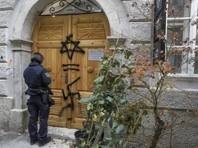 - grafit kljukasti križ - svastika - neonacistični simbol -- 16.11.2023 &ndash; Judovski kulturni center Ljubljana, Križevni&scaron;ka ulica 3 //FOTO: Luka Cjuha