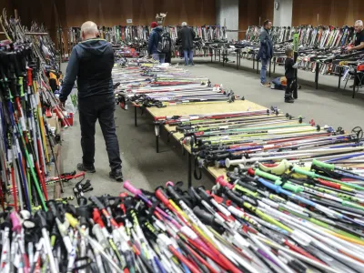 - 24.11.2022 &ndash; Smučarski sejem Snežinka - sejem rabljene smučarske opreme na GR v Ljubljani - //FOTO: Jaka Gasar