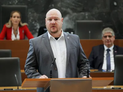 Ljubljana, DZ.<br>Izredna seja DZ, na kateri so obravnavali predlog priporocila vladi v zvezi z bojem proti korupciji v RS.<br>Poslanec Svobode in predsednik preiskovalne komisije DZ, ki preiskuje sume nedopustnega politicnega vmesavanja v delo policije in drugih pristojnih drzavnih organov Miha Lamut.