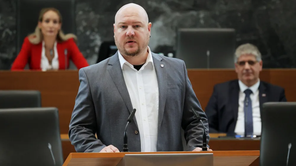 Ljubljana, DZ.<br>Izredna seja DZ, na kateri so obravnavali predlog priporocila vladi v zvezi z bojem proti korupciji v RS.<br>Poslanec Svobode in predsednik preiskovalne komisije DZ, ki preiskuje sume nedopustnega politicnega vmesavanja v delo policije in drugih pristojnih drzavnih organov Miha Lamut.