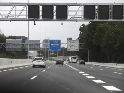 Portali z informacijskimi tablami so postavljeni, a ne delujejo &ndash; in &scaron;e 16 mesecev ne bodo &ndash;, ker se ne morejo povezati z Darsovim centralnim sistemom. Manjka namreč vmesnik. Foto: Luka Cjuha&nbsp;