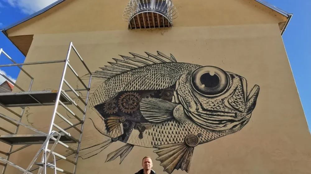 Na steni v atriju Gosposke ulice 9 celjski slikar Tomaž Milač ustvarja že svoj drugi mural na območju starega mestnega jedra.&nbsp;