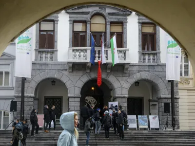 - 15.01.2020 &ndash; Ljubljanska Mestna hi&scaron;a &ndash; izobesili hrva&scaron;ko kravato na pročelje Mestne hi&scaron;e ob začetku hrva&scaron;kega predsedovanja Svetu EU,   //FOTO: Luka Cjuha.