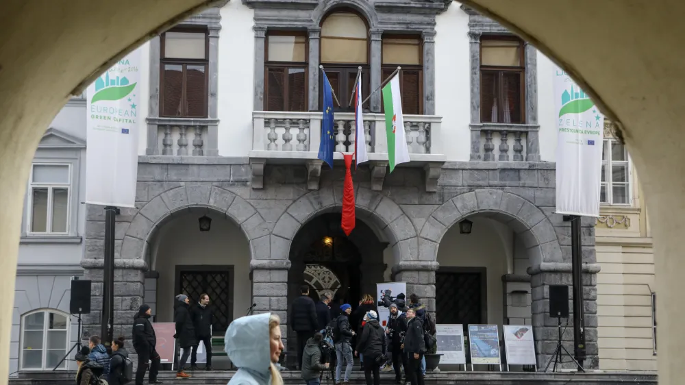 - 15.01.2020 &ndash; Ljubljanska Mestna hi&scaron;a &ndash; izobesili hrva&scaron;ko kravato na pročelje Mestne hi&scaron;e ob začetku hrva&scaron;kega predsedovanja Svetu EU,   //FOTO: Luka Cjuha.