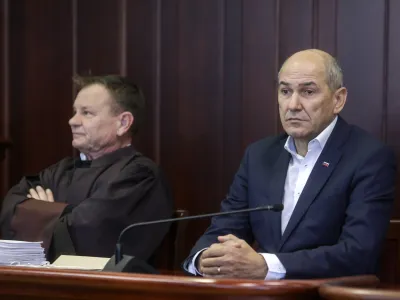 predsednik SDS Janez Jan&scaron;a, Franci Matoz, odvetnik Janeza Jan&scaron;e- 22.12.2022 &ndash; Okrožno sodi&scaron;če Kranj &ndash; od&scaron;kodninska tožba predsednika SDS Janeza Jan&scaron;e zoper sodnike in nekdanjo tožilko zaradi sodnega procesa Patria v vi&scaron;ini 900 tisoč evrov. //FOTO: Jaka Gasar