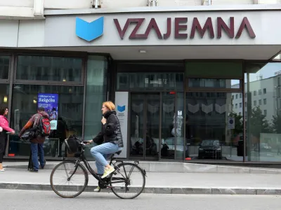 - Simbolična fotografija - Zavarovalnica Vzajemna Poslovalnica Ljubljana, Vo&scaron;njakova ulica 2 v Ljubljani - stavba - uprava<br><br>- 18.05.2023 &ndash; Vzajemna, zdravstvena zavarovalnica &ndash; uprava predstavila stali&scaron;če in nadaljnje korake v zvezi z uredbo o določitvi najvi&scaron;je cene premije dopolnilnega zdravstvenega zavarovanja in novelo zakona o zdravstvenem varstvu in zdravstvenem zavarovanju<br><br>//FOTO: Tomaž Skale<br>