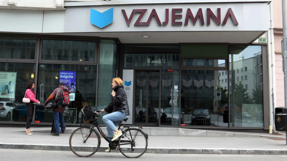 - Simbolična fotografija - Zavarovalnica Vzajemna Poslovalnica Ljubljana, Vo&scaron;njakova ulica 2 v Ljubljani - stavba - uprava<br><br>- 18.05.2023 &ndash; Vzajemna, zdravstvena zavarovalnica &ndash; uprava predstavila stali&scaron;če in nadaljnje korake v zvezi z uredbo o določitvi najvi&scaron;je cene premije dopolnilnega zdravstvenega zavarovanja in novelo zakona o zdravstvenem varstvu in zdravstvenem zavarovanju<br><br>//FOTO: Tomaž Skale<br>