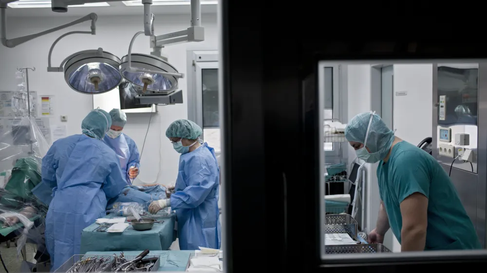 Operacija kolka, dr. Rasto Stok in dr. Peter Pavlov&Auml;Ťi&Auml;ŤFOTO: JAKA GASAR / NEDELJSKI