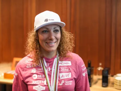 alpska smučarka Ilka &Scaron;tuhec&nbsp;- 20.03.2023 - novinarska konferenca alpske smučarke Ilke &Scaron;tuhec in&nbsp;glavne trenerke ter vodje ekipe Darje Črnko po uspe&scaron;no končani sezoni, v kateri je Ilka dvakrat zmagala, &scaron;tirikrat stala na zmagovalnem odru in osvojila srebrno medaljo v skupnem se&scaron;tevku svetovnega pokala v smuku;&nbsp;//FOTO: 