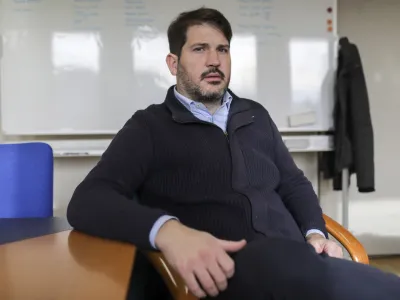 Zagovornik načela enakosti Miha Lobnik je v preteklih dneh ostre izjave usmeril zlasti v ministrstvo za finance, ki je, kot je sporočil, enostransko in bolj kot drugim znižalo predlagani znesek za delovanje zagovornikovega urada.&nbsp;