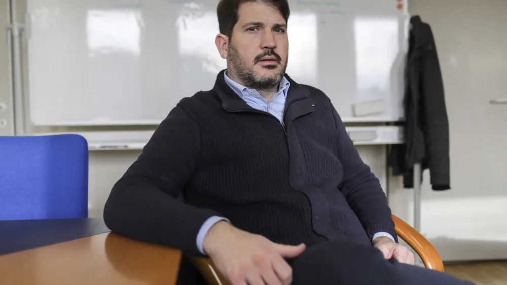 Zagovornik načela enakosti Miha Lobnik je v preteklih dneh ostre izjave usmeril zlasti v ministrstvo za finance, ki je, kot je sporočil, enostransko in bolj kot drugim znižalo predlagani znesek za delovanje zagovornikovega urada.&nbsp;