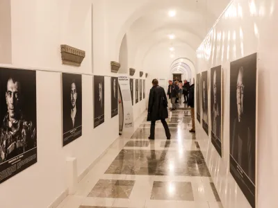 - 18.11.2023 - Potujoča razstava SHAME &ndash; EUROPEAN. STORIES in okrogla miza pod pokroviteljstvom Sveta Evrope - portreti skoraj stotih žrtev zlorabe v otro&scaron;tvu in video posnetki nagrajenega novinarja Simona Padovanija dokumentirajo krivico in trpinčenje ter dajejo glas žrtvam //FOTO: Bojan Velikonja