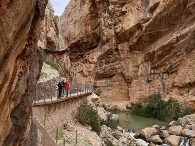 Ponekod se vidi ostanki stare poti. 