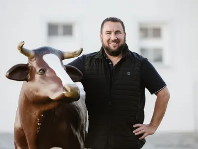 Pridelovalci mleka so že več kot 50 let podvrženi pranju možganov. Že od &scaron;estdesetih let 20. stoletja jim stroka dopoveduje, da je dobro mleko tisto, ki ima čim manj bakterij in somatskih celic. Ivan Larcher, francoski strokovnjak za sirarstvo&nbsp;