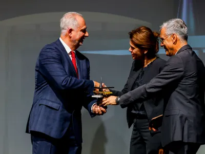 Vojkanu Jovičiću (levo) sta nagrado Inženirske zbornice Slovenije podelila njen predsednik Črtomir Remec in infrastrukturna ministrica Alenka Bratu&scaron;ek.