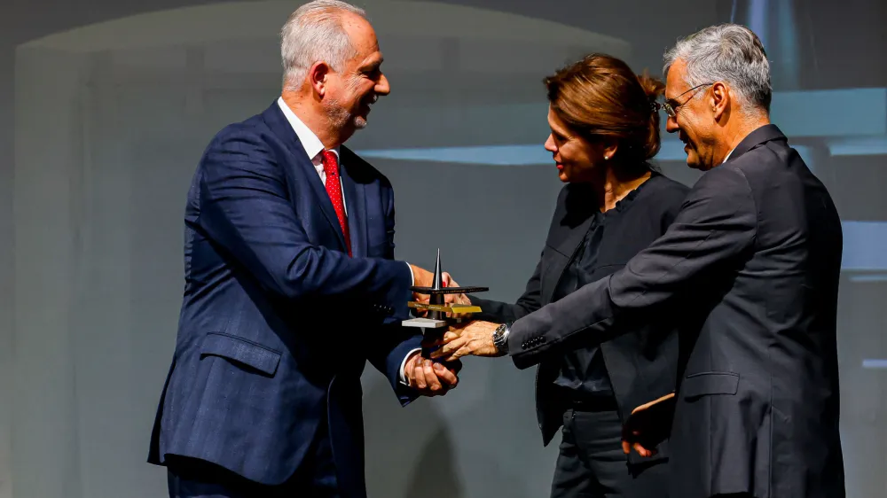 Vojkanu Jovičiću (levo) sta nagrado Inženirske zbornice Slovenije podelila njen predsednik Črtomir Remec in infrastrukturna ministrica Alenka Bratu&scaron;ek.