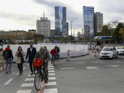 Po negodovanju na družbenih medijih so spremenili kolesarski obvoz na Dunajski cesti, tako da za kolesarje ni več popolne zapore.&nbsp;