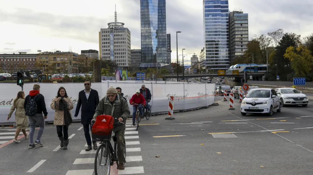 Po negodovanju na družbenih medijih so spremenili kolesarski obvoz na Dunajski cesti, tako da za kolesarje ni več popolne zapore.&nbsp;
