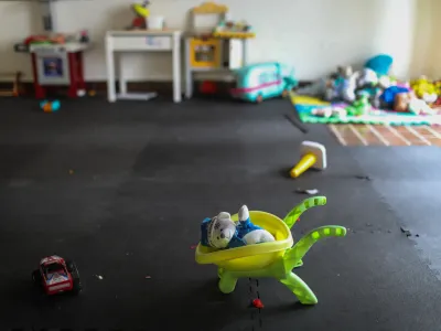 simbolična fotografija, otro&scaron;ke igrače, otro&scaron;tvo, otroci, zloraba otrok.- 14.12.2022 &ndash; Ankaran - Nastanitveni center za ukrajinske begunce Debeli rtič - Begunski otroci iz Ukrajine v Sloveniji &ndash; begunci - //FOTO: Bojan VelikonjaOPOMBA: REPORTAŽA ZA NEDELJSKI 2022