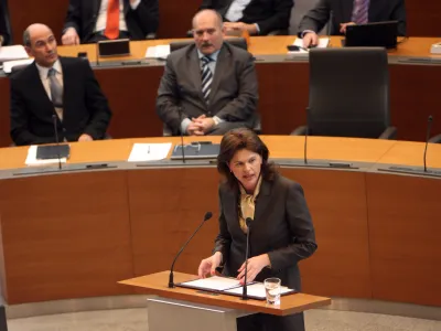 kandidatka za novo predsednico vlade Alenka Bratu&scaron;ek (predsednica PS) in predsednik vlade Janez Jan&scaron;a- - 28. Izredna seja DZ - Državni zbor - padec Jan&scaron;eve vlade 27.02. 2013 - na maratonski seji državnega zbora obravnavali konstruktivno nezaupnico Jan&scaron;eve vlade - izvolitev Janka Vebra (SD) za predsednika DZ in izvolitev nove predsednice vlade Alenke Bratu&scaron;ek (PS)//FOTO: Tomaž Skale