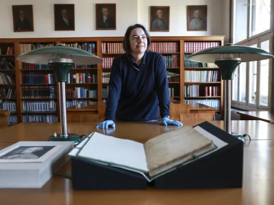 Andreja Kozjek, vodja Oddelka za za&scaron;čito in restavriranje- 17.11.2023 &ndash; Narodna in univerzitetna knjižnica NUK - dnevnik staroavstrijskega diplomata, grofa Janeza Filipa Cobenzla (1741&ndash;1810), ki je nastal med politično-diplomatsko misijo, na kateri je leta 1777 spremljal cesarja Jožefa II. v Pariz in Versailles.  //FOTO: Jaka Gasar