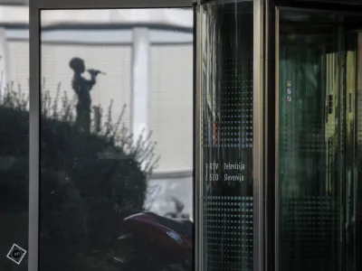 - simbolična fotografija - deček s pi&scaron;čalko &ndash; Pastirček - simbol RTV - <br> <br>- 21.09.2022 - akcija v podporo novinarkam in novinarjem ter ostalim sodelavcem javne RTV Slovenije, ki jo je izvedel Mladi forum Socialnih demokratov, <br> <br>//FOTO: Luka Cjuha<br>