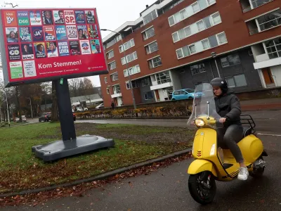 Oblasti volilce s plakati vabijo, naj pridejo oddat glas. Za 150 sedežev v parlamentu se poteguje 26 političnih strank.