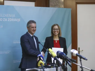 predsednik vlade dr. Robert Golobnova ministrica za zdravje dr. Valentina Prevolnik Rupel,- 16.10.2023 &ndash; Ministrstvo za zdravje - primopredajo poslov med dr. Robertom Golobom, ki je začasno opravljal funkcijo ministra za zdravje, in novo ministrico za zdravje dr. Valentino Prevolnik Rupel, //FOTO: Luka Cjuha