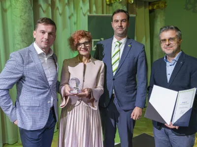 Kristalni globus, nagrado za ITM izvoznika leta, je letos dobilo podjetje Adria Dom. Na fotografiji generalna direktorica podjetja Marta Kelvi&scaron;ar z v.d. direktorjem Spirita Slovenija Rokom Caplom (drugi z desne) ter Elvisom Zagrljačo, vodjo marketinga, in Uro&scaron;em Mavretičem, direktorjem prodaje in trženja v Adrii Dom. F STA