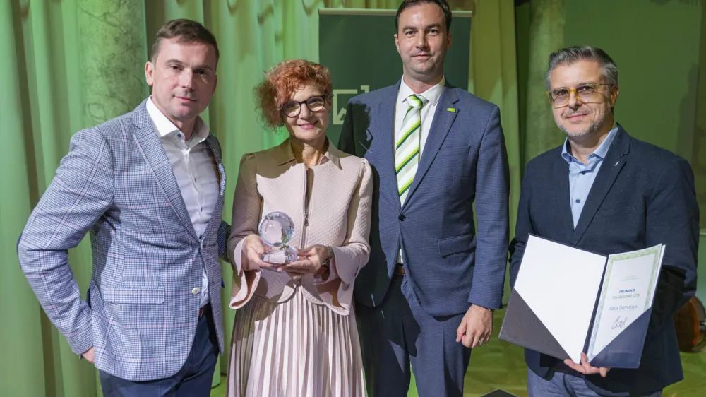 Kristalni globus, nagrado za ITM izvoznika leta, je letos dobilo podjetje Adria Dom. Na fotografiji generalna direktorica podjetja Marta Kelvi&scaron;ar z v.d. direktorjem Spirita Slovenija Rokom Caplom (drugi z desne) ter Elvisom Zagrljačo, vodjo marketinga, in Uro&scaron;em Mavretičem, direktorjem prodaje in trženja v Adrii Dom. F STA