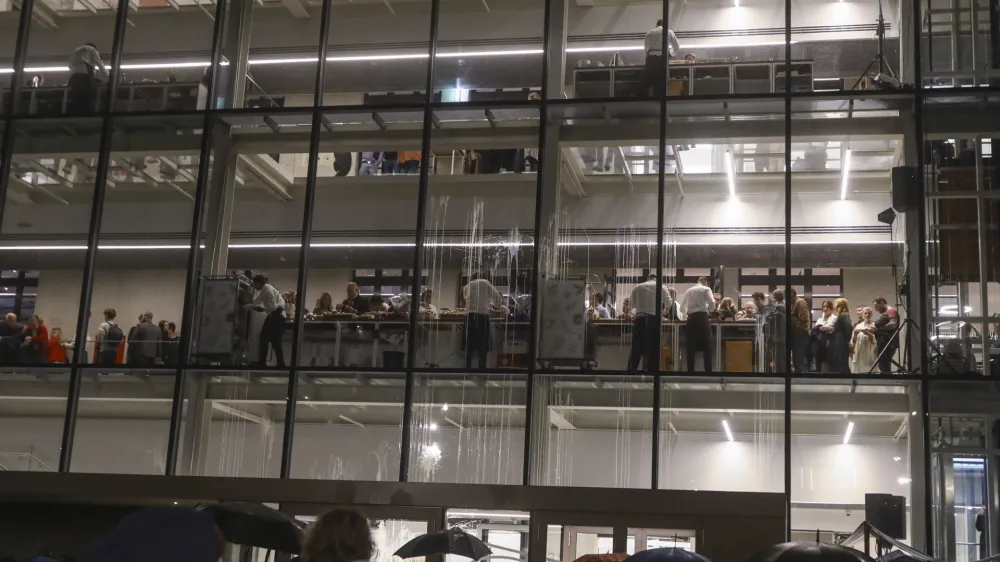 - protest zaradi domnevno spornega občinskega ravnanja pri gradnji in delitvi prostorov Rog &ndash; protestni shod skup&scaron;čine neuporabnikov centra Rog - 26.10.2023 - otvoritev - Javni zavod Center Rog, kreativno in družabno sredi&scaron;če, Trubarjeva 72, - //FOTO: Luka Cjuha