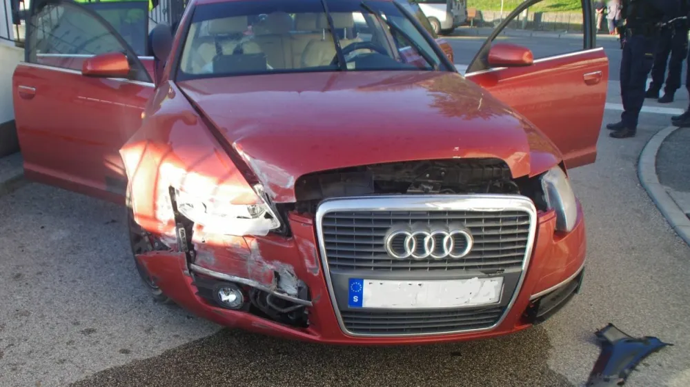 25-letnik s &Scaron;vedske je bežal pred policijo in se zaletel v zid. 