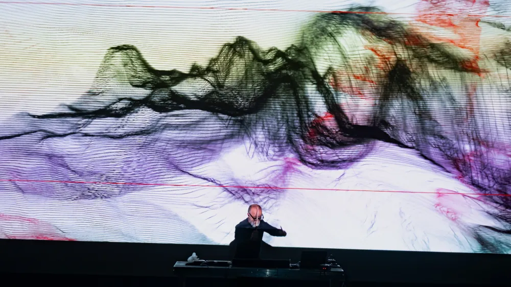 Simone Bosco: REbirth, performans <br>REbirth / Ponovno rojstvo je avdio-vizualna predstava v živo, v kateri se slike v realnem času odzivajo na zvok in tako oblikujejo izjemno čustveno izku&scaron;njo. <br>Kulturni dom Nova Gorica <br><br>Foto: Janko Lipov&scaron;ek<br>