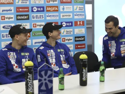 Selektor slovenske reprezentance Robert Hrgota (desno), Anže Lani&scaron;ek (levo) in Domen Prevc dobro razpoloženi čakajo dana&scaron;nji začetek 45. sezone svetovnega pokala v smučarskih skokih.&nbsp;