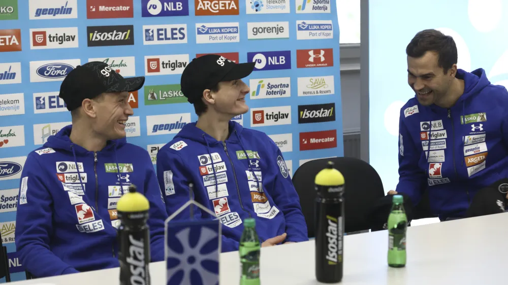 Selektor slovenske reprezentance Robert Hrgota (desno), Anže Lani&scaron;ek (levo) in Domen Prevc dobro razpoloženi čakajo dana&scaron;nji začetek 45. sezone svetovnega pokala v smučarskih skokih.&nbsp;