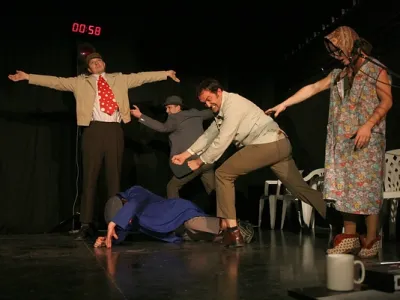 Impro liga, vseslovensko prvenstvo v improvizirani gledali&scaron;ki igri, bo v mesecu juniju stopila v sklepno fazo sezone 2007/08. Pred ljubitelji spontane igre po predlogih gledalcev je namreč le &scaron;e veliki finale za pokal državnega prvaka v improvizaciji.<br>Prva finalna tekma bo tako na sporedu v nedeljo, 1. junija, ob 20. uri, predstavo bo povezoval Jure Karas, drugo pa si bodo gledalci lahko ogledali teden kasneje, torej v nedeljo, 8. junija, prav tako ob 20. uri, predstavo pa bo povezoval Bo&scaron;tjan Gorenc - Pižama.