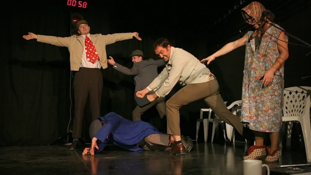 Impro liga, vseslovensko prvenstvo v improvizirani gledali&scaron;ki igri, bo v mesecu juniju stopila v sklepno fazo sezone 2007/08. Pred ljubitelji spontane igre po predlogih gledalcev je namreč le &scaron;e veliki finale za pokal državnega prvaka v improvizaciji.<br>Prva finalna tekma bo tako na sporedu v nedeljo, 1. junija, ob 20. uri, predstavo bo povezoval Jure Karas, drugo pa si bodo gledalci lahko ogledali teden kasneje, torej v nedeljo, 8. junija, prav tako ob 20. uri, predstavo pa bo povezoval Bo&scaron;tjan Gorenc - Pižama.