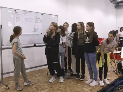 Dekleta so bila soočena z izzivom, naj v skupinah prikažejo, kako bi želela, da se jim predstavljajo poklici prihodnosti na &scaron;olah oziroma v drugih okoljih.&nbsp;