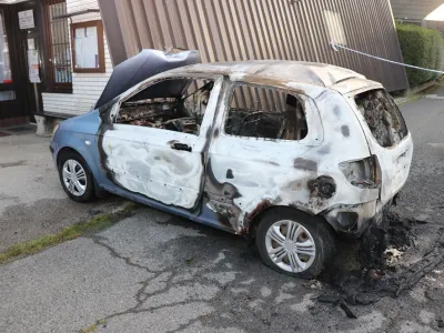 V trgovskem centru so v garaži zažgali dva avtomobila, potem pa se je požar raz&scaron;iril &scaron;e na več vozil, uničil je tudi streho, neposredne &scaron;kode je bilo za 130 tisočakov, lahko pa da bo &scaron;e bistveno vi&scaron;ja