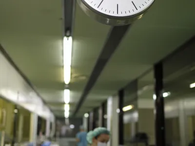 Od stopnje nujnosti pri napotitvi je odvisno bolnikovo mesto v vrsti za preglede ali operacije. V nekaterih primerih, s katerimi se je srečal zastopnik pacientovih pravic Marjan Su&scaron;elj, je bila ta oznaka nepojasnjeno spremenjena. Fotografija je simbolična.