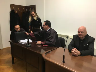 Sodnik sodbe &scaron;e ni izrekel. Na sliki (z leve): odvetnik Samo Mirt Kav&scaron;ek, Ana Marija Stopar z zagovornikom Žigo Sternadom in Krunoslav Filipčič.