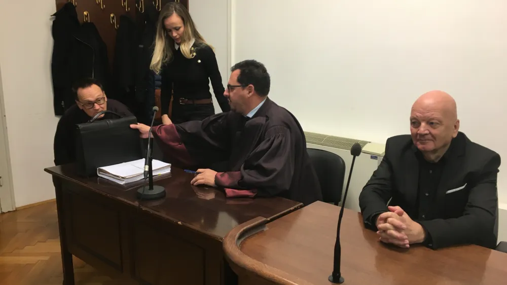 Sodnik sodbe &scaron;e ni izrekel. Na sliki (z leve): odvetnik Samo Mirt Kav&scaron;ek, Ana Marija Stopar z zagovornikom Žigo Sternadom in Krunoslav Filipčič.