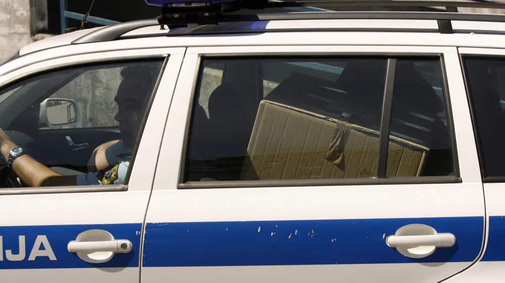 - hi&scaron;na preiskava - Rusjanov trg v Ljubljani - Fužine - mednarodna kriminalistična preiskava povezana s prepovedano trgovino z drogami in orožjem - najobsežnej&scaron;a zaključna kriminalistična akcija v zgodovini samostojne Slovenije v kateri je sodelovalo več kot 400 policistov v kateri so aretirali več kot 50 oseb - hi&scaron;ne preiskave //FOTO: Bojan Velikonja