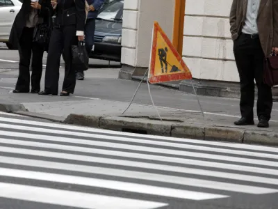 - ilustrativna fotografija - prehod za pe&scaron;ce - delo na cesti, reforme, delovna doba//FOTO: Luka Cjuha - ilustrativna fotografija - bančni&scaron;tvo - //FOTO: Luka Cjuha