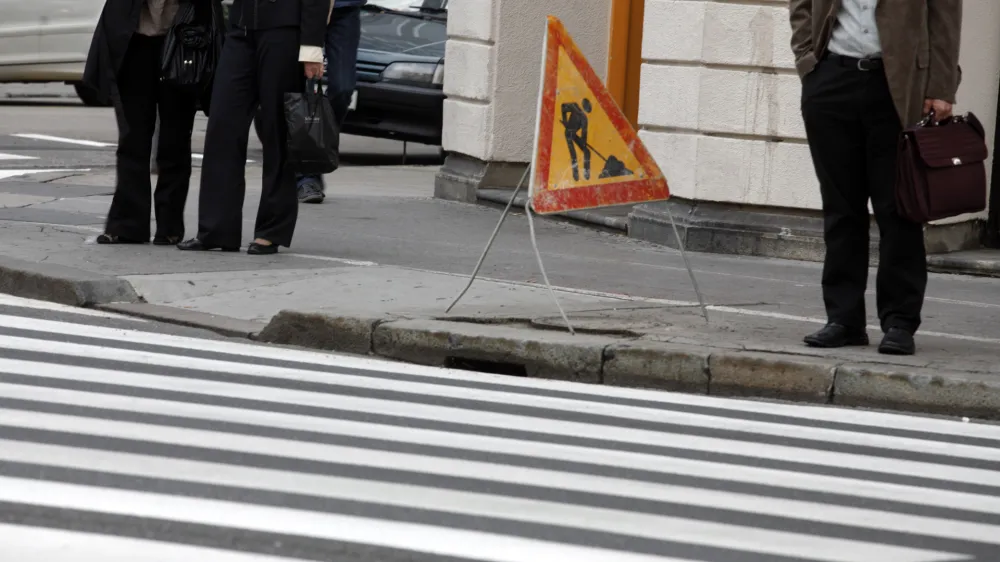 - ilustrativna fotografija - prehod za pe&scaron;ce - delo na cesti, reforme, delovna doba//FOTO: Luka Cjuha - ilustrativna fotografija - bančni&scaron;tvo - //FOTO: Luka Cjuha