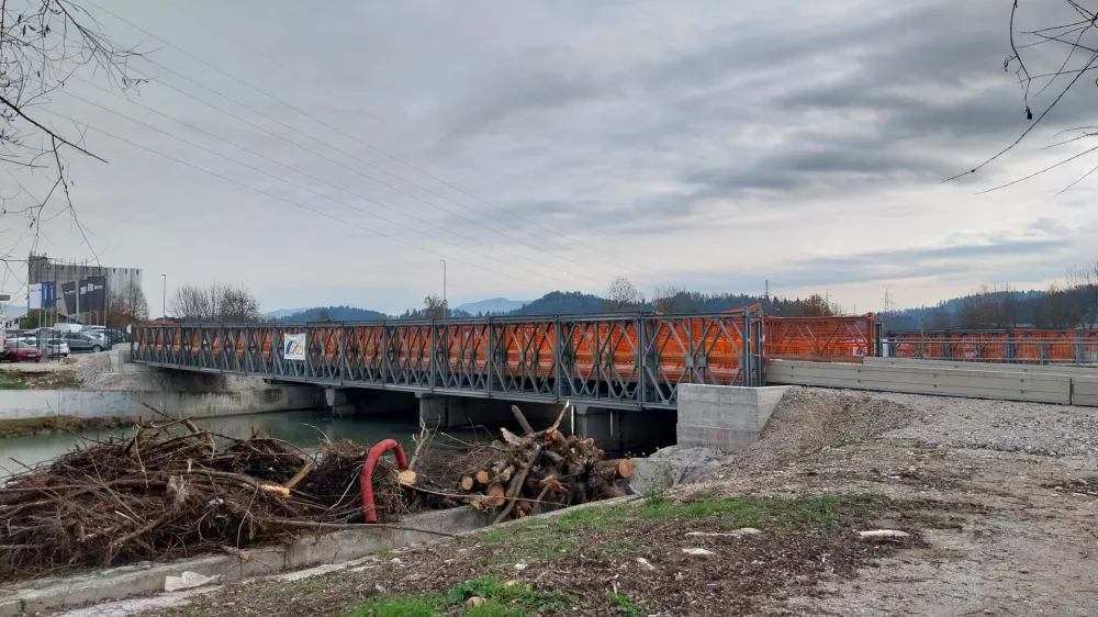 V začetku decembra je v načrtu tudi odstranitev poru&scaron;enega mostu na Viru pri Domžalah.