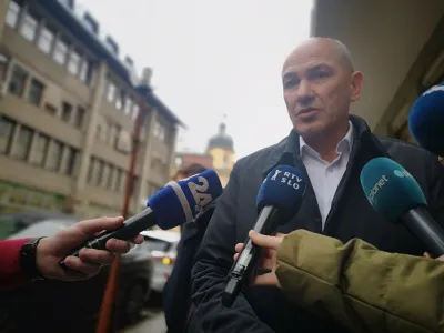 Predsednik SDS Janez Jan&scaron;a je pogosto gost celjskega okrožnega sodi&scaron;ča, kjer obravnavajo tudi obtožnico zaradi sumljive preprodaje Jan&scaron;eve parcele v Trenti.